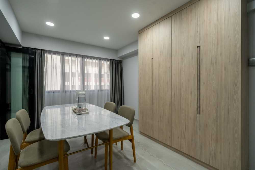 Contemporary Dining Room with Drop Ceiling and Dining Table