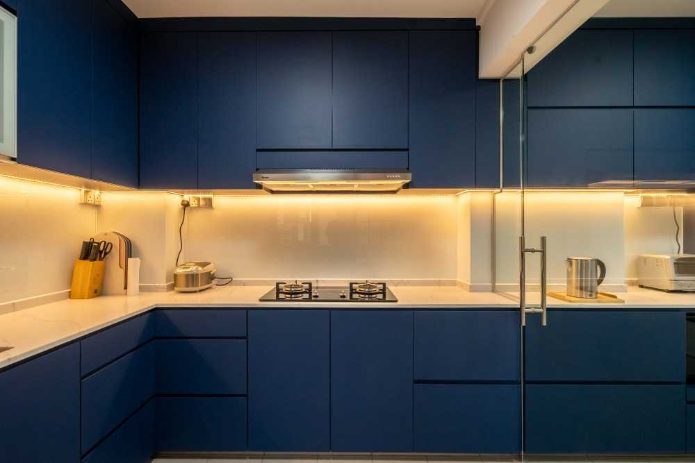 Contemporary Kitchen with Homogeneous Tiles and Cement Floor