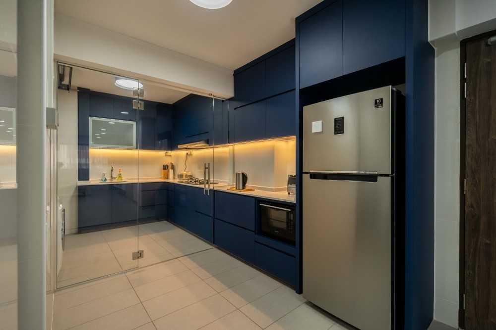Contemporary Kitchen with Homogeneous Tiles and Open Kitchen