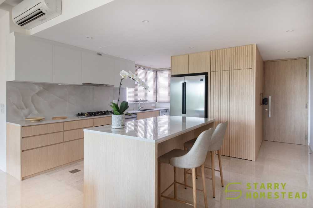 Modern Dining Room with Ceiling Light and Flooring