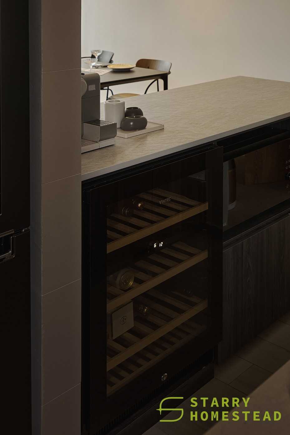 Modern Kitchen with Kitchen Island and Kitchen Cabinets
