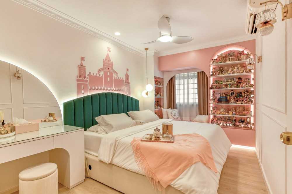 Transitional Bedroom with Homogeneous Tiles and Parquet Floor