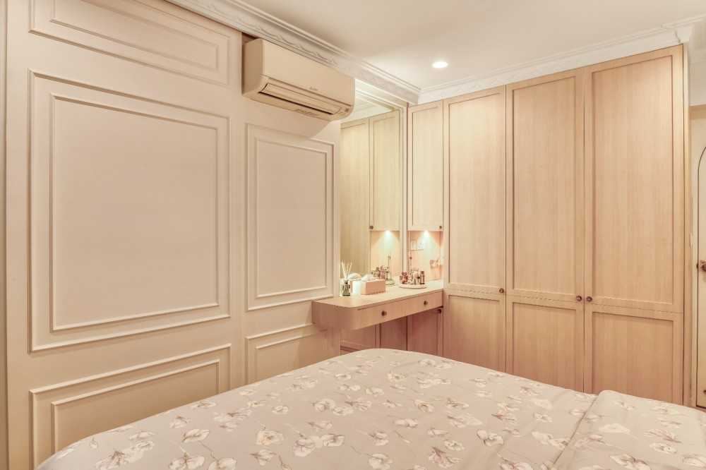 Transitional Bedroom with Wardrobe and Sliding Wardrobe