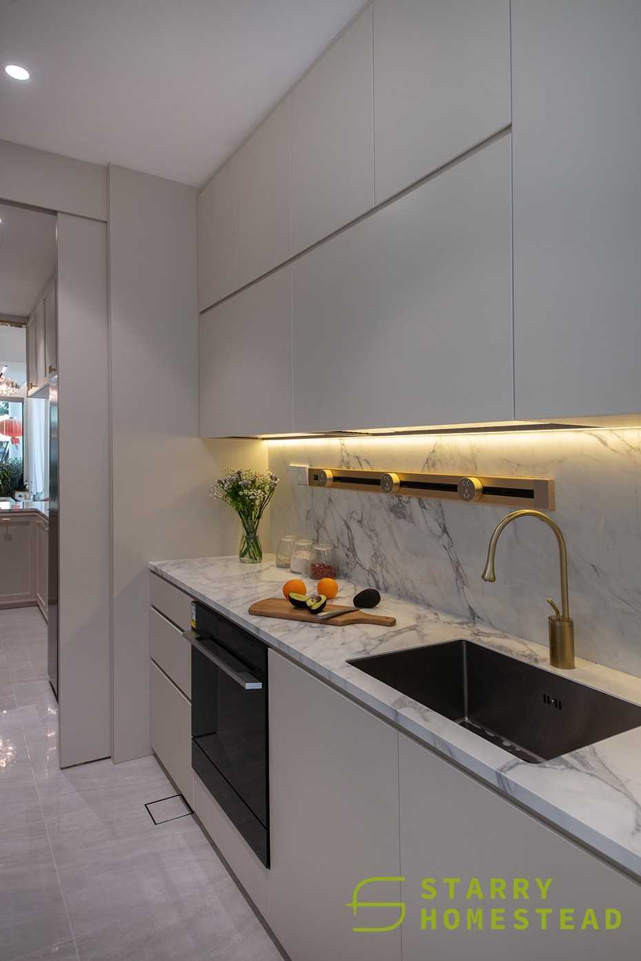Modern Kitchen with Open Kitchen and Kitchen Backsplash
