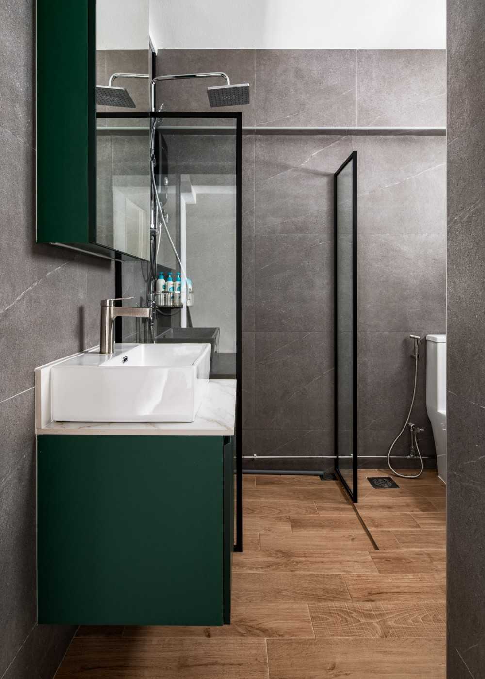 Contemporary Bathroom with Countertop and Homogeneous Tiles