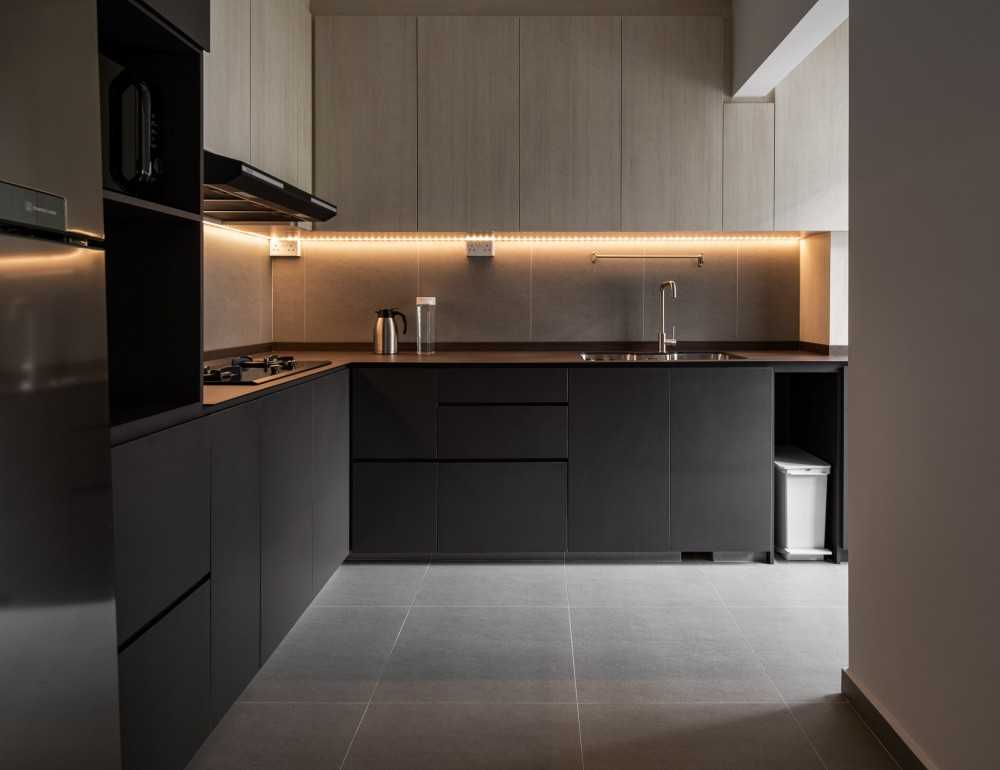Contemporary Kitchen with Countertop and Homogeneous Tiles