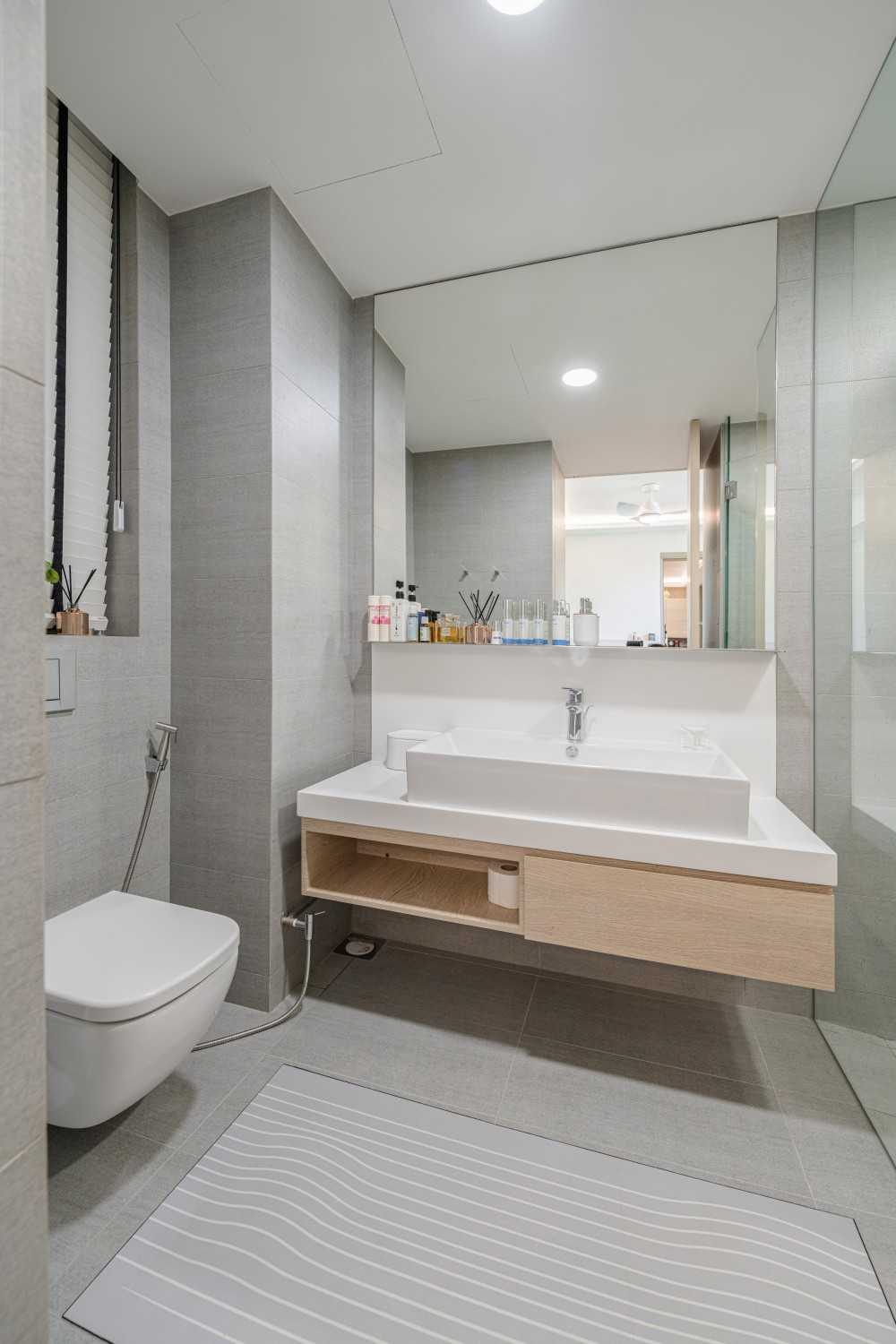 Modern Bathroom with Countertop and Homogeneous Tiles