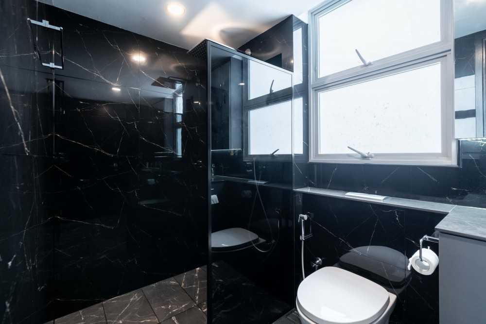 Modern Bathroom with Countertop and Cement Floor