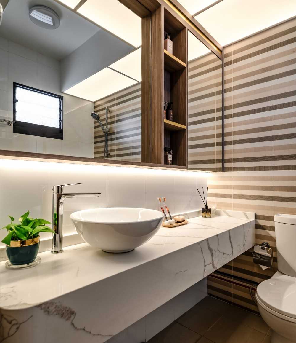 Modern Bathroom with Countertop and Mirror