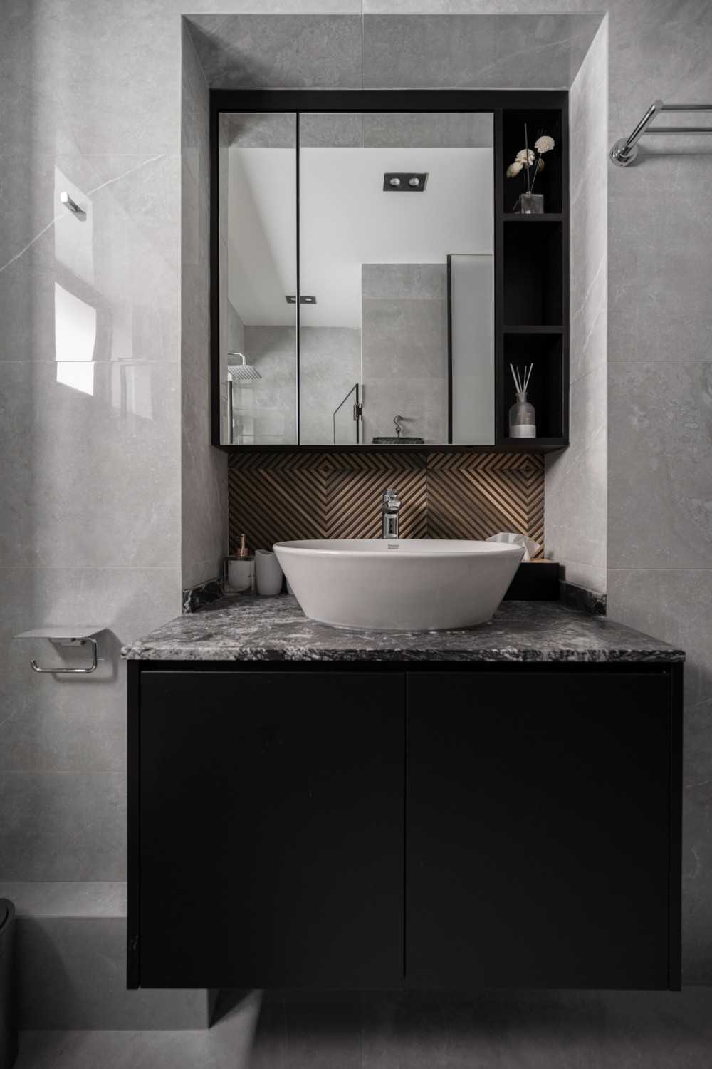 Modern Bathroom with Mirror and Bathroom Storage