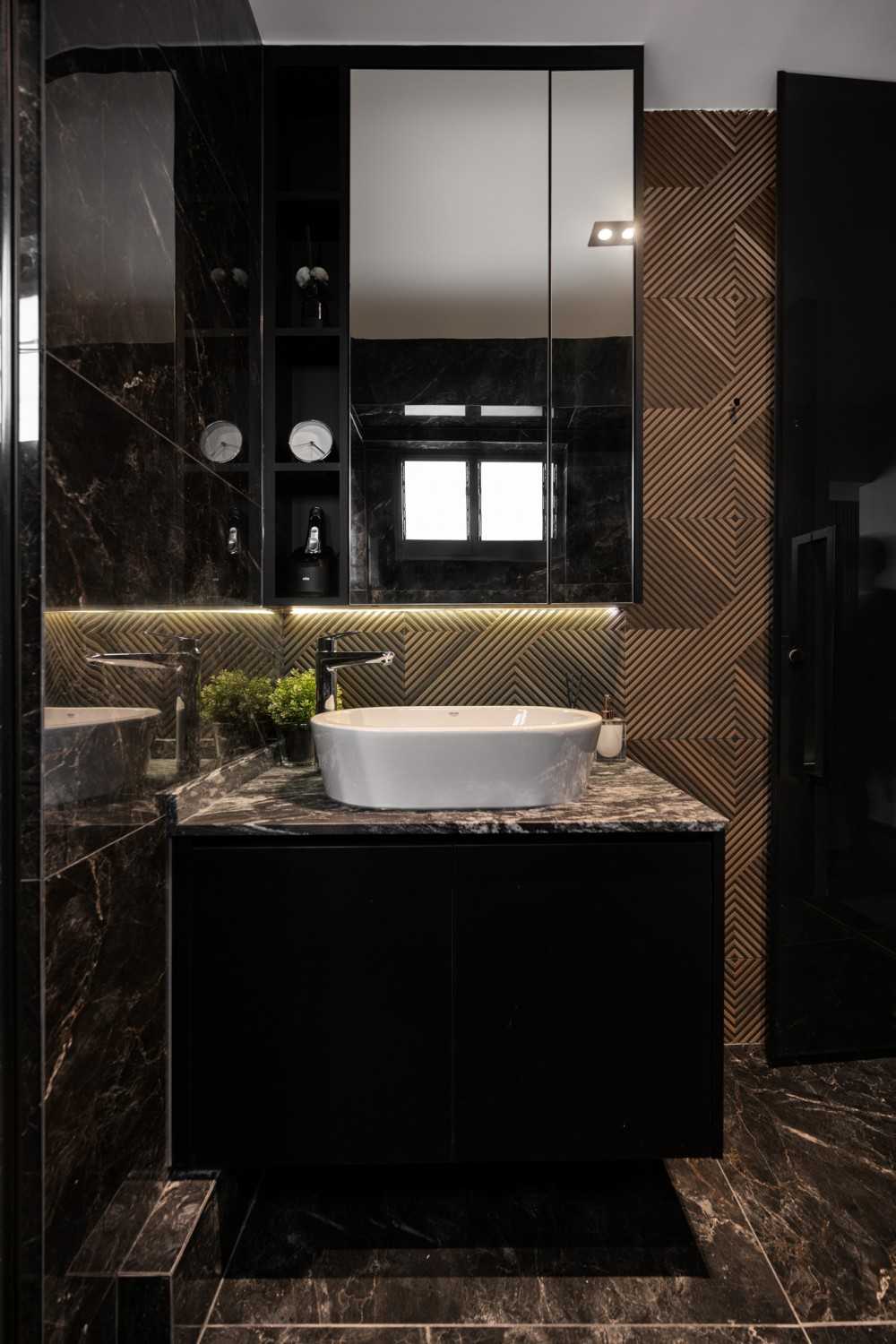 Modern Bathroom with Marble Floor and Feature Wall