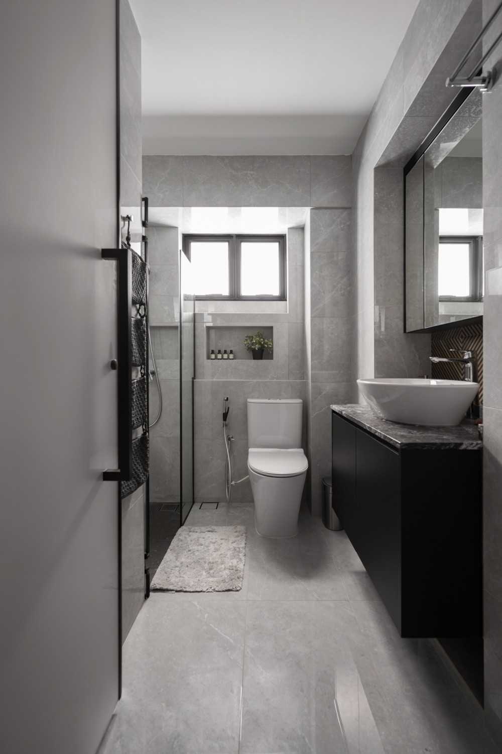 Modern Bathroom with Countertop and Mirror