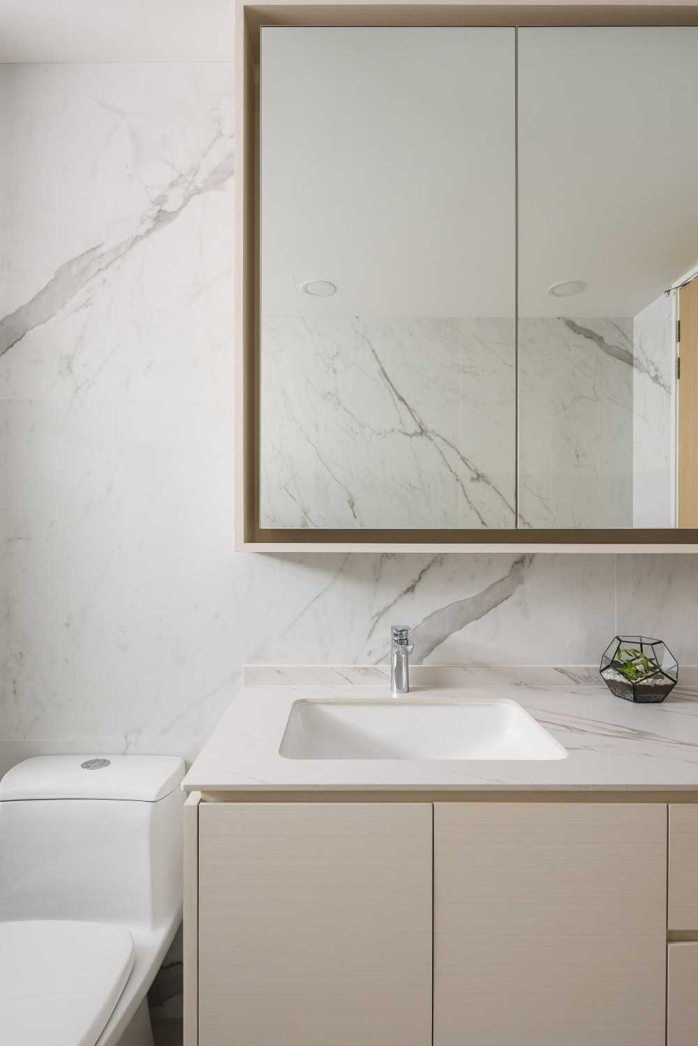 Modern Bathroom with Countertop and Mirror