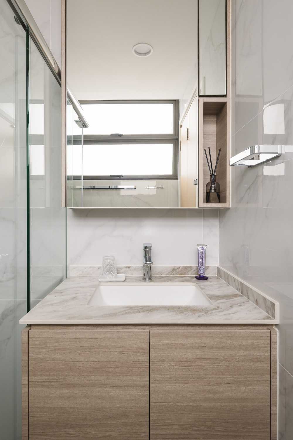 Modern Bathroom with Mirror and Bathroom Storage