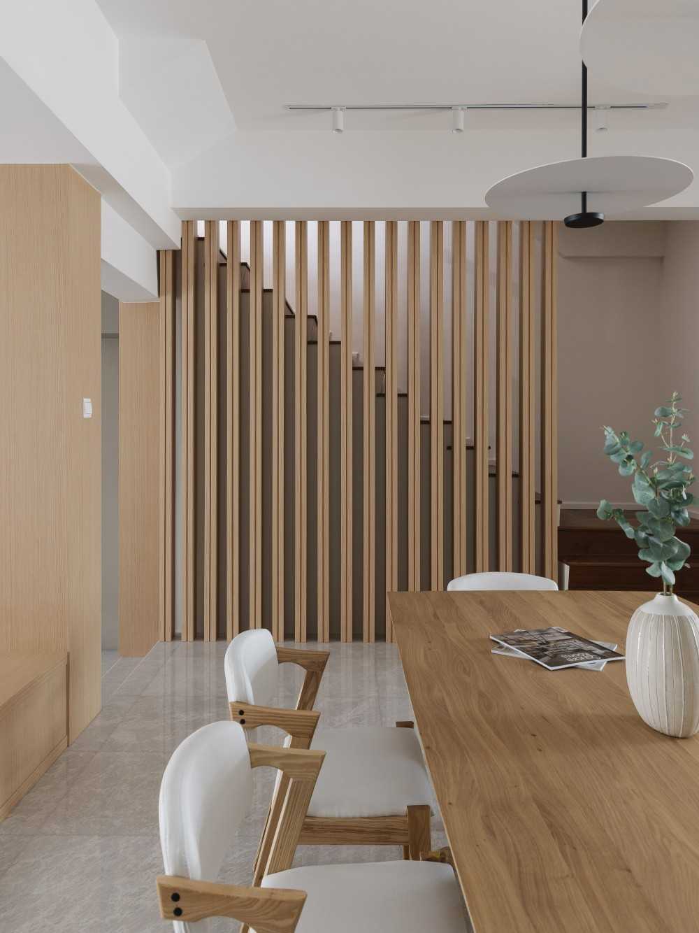 Modern Dining Room with Feature Wall and Downlights