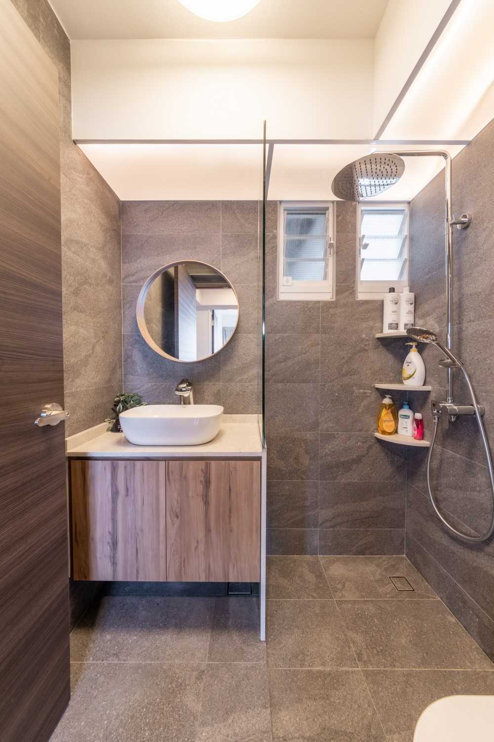 Modern Bathroom with Mirror and Rainshower