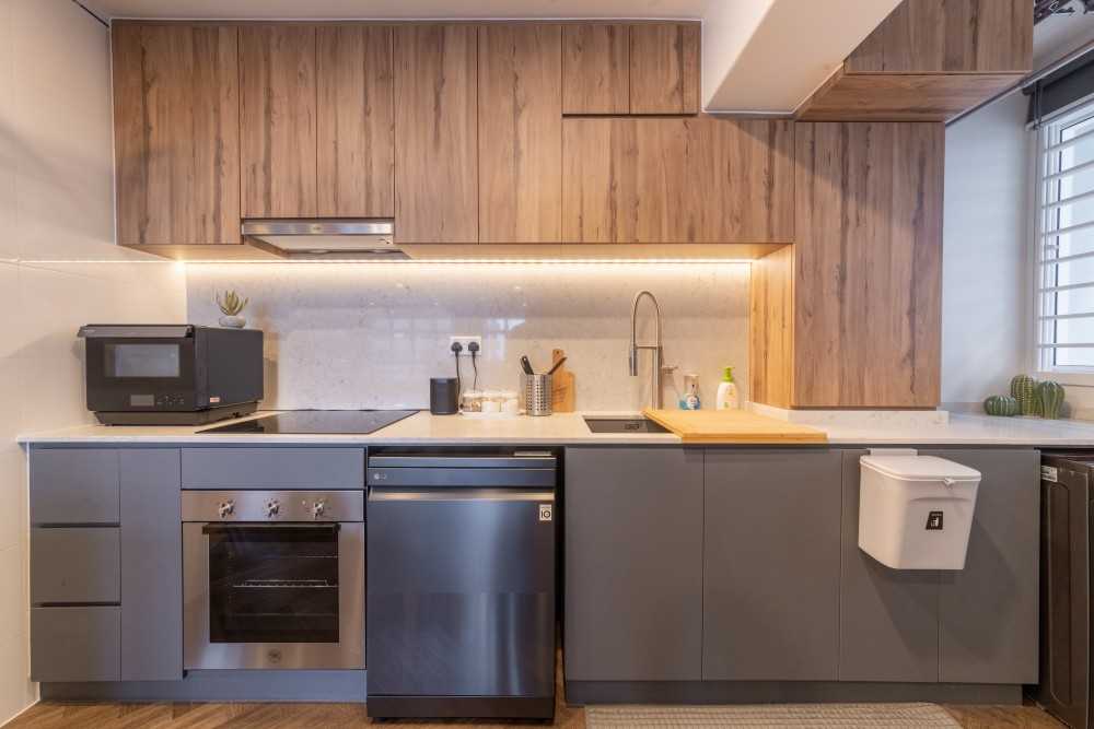Modern Kitchen with Open Kitchen and Kitchen Backsplash