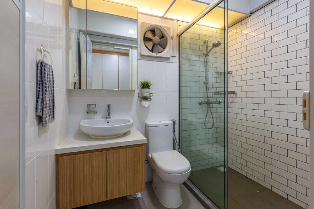 Scandinavian Bathroom with Countertop and Homogeneous Tiles