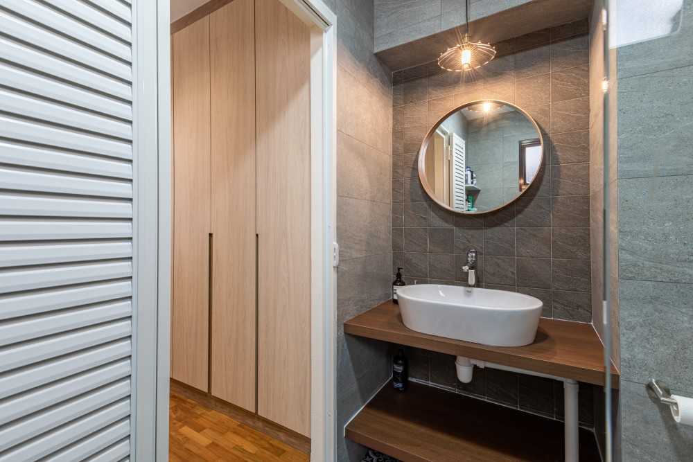 Scandinavian Bathroom with Mirror and Bathroom Storage