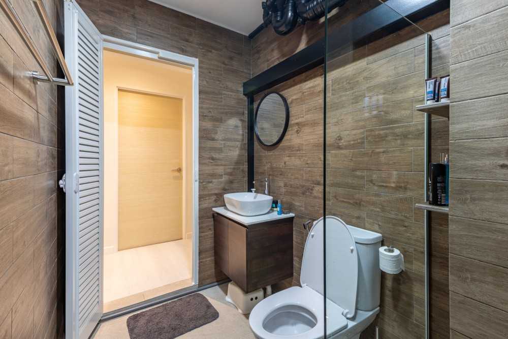 Scandinavian Bathroom with Countertop and Shower Screen