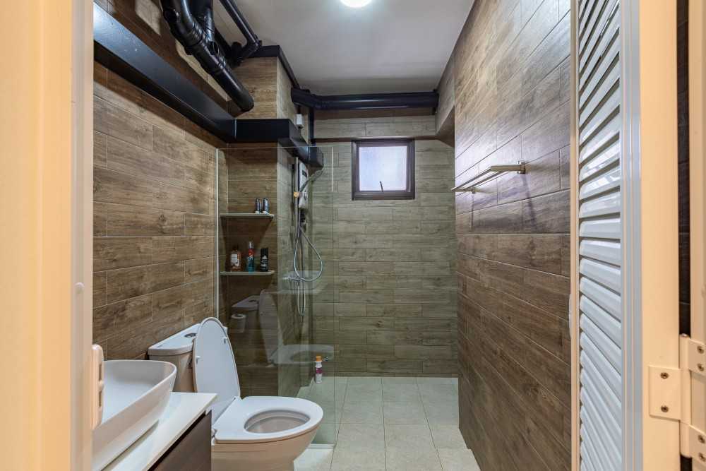 Scandinavian Bathroom with Homogeneous Tiles and Shower Screen