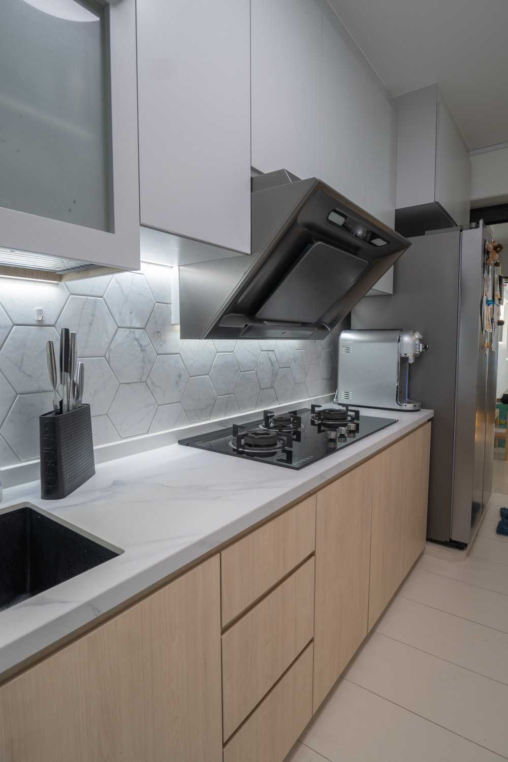 Scandinavian Kitchen with Countertop and Homogeneous Tiles