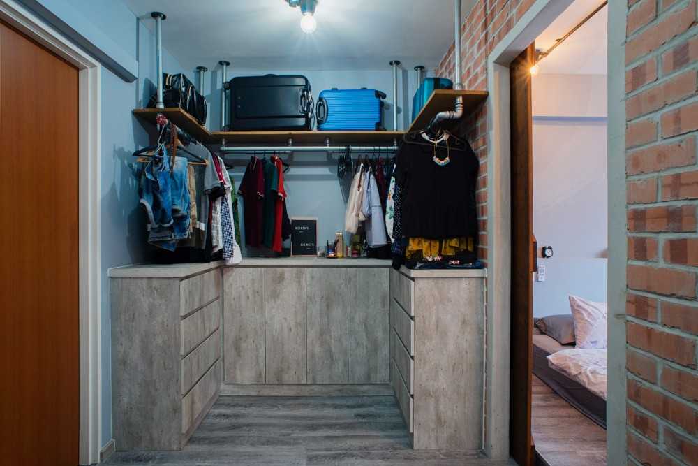 Industrial Walk-in Wardrobe with Wardrobe and Vanity Counter