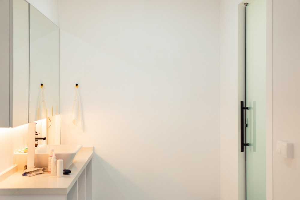 Minimalist Bathroom with Countertop and Mirror