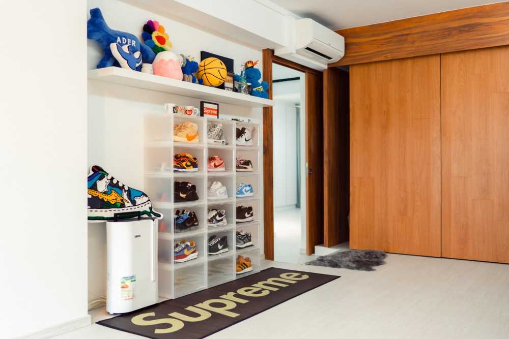 Minimalist Walk-in Wardrobe with Wardrobe and Sliding Wardrobe
