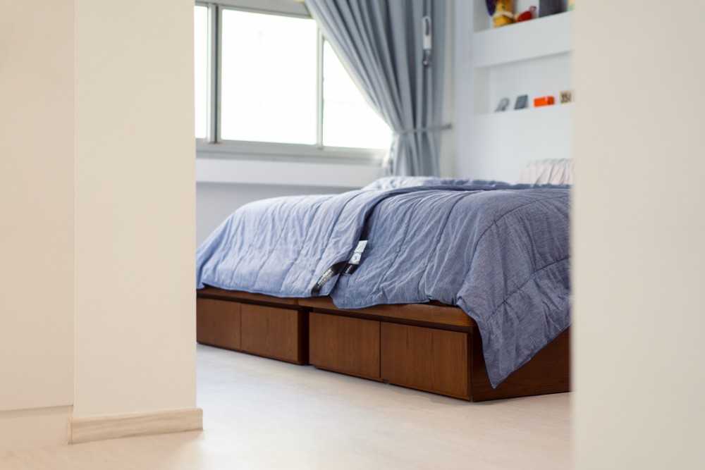 Minimalist Bedroom with Small Storage and Queen Bed