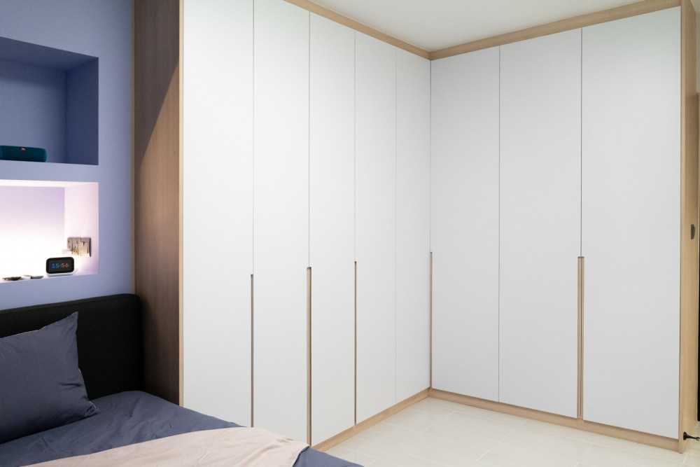 Scandinavian Bedroom with Homogeneous Tiles and Wardrobe