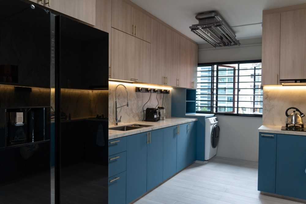 Scandinavian Kitchen with Homogeneous Tiles and Cupboard