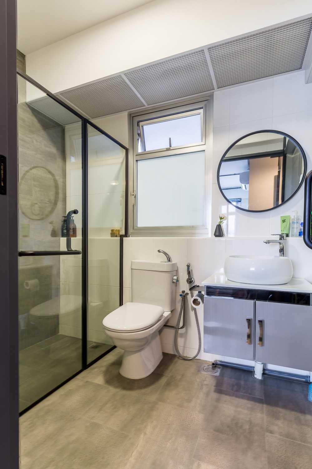 Contemporary Bathroom with Countertop and Homogeneous Tiles
