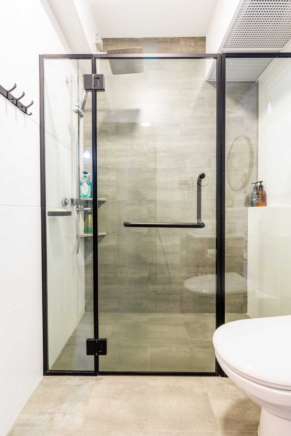 Contemporary Bathroom with Homogeneous Tiles and Shower Screen