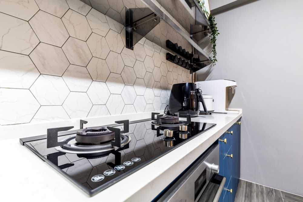 Contemporary Kitchen with Countertop and Kitchen Backsplash