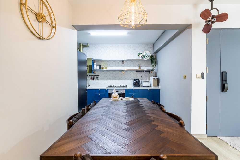 Contemporary Dining Room with Dining Table and Dining Chairs