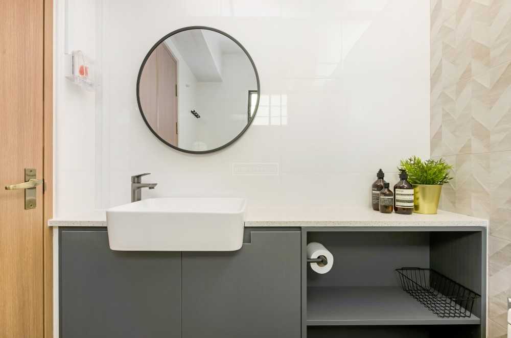 Contemporary Bathroom with Countertop and Homogeneous Tiles