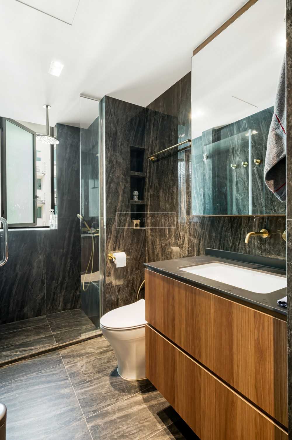 Modern Bathroom with Marble Floor and Mirror