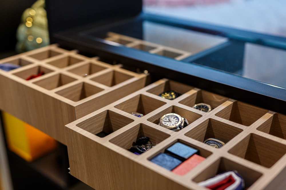 Modern Walk-in Wardrobe with Small Storage and Drawer Units