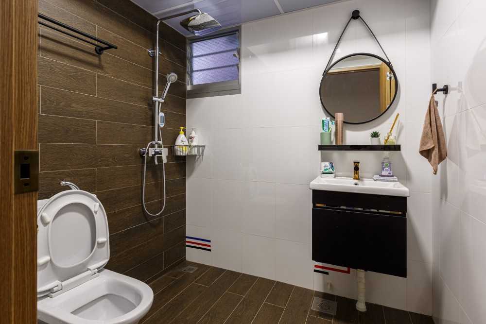 Modern Bathroom with Countertop and Homogeneous Tiles