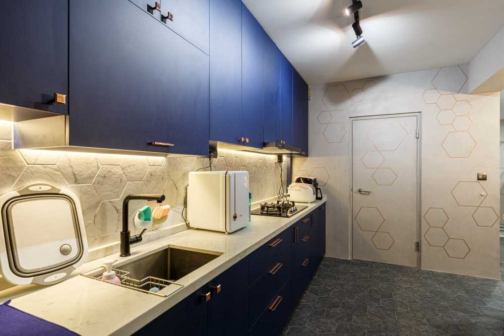 Modern Kitchen with Countertop and Kitchen Backsplash
