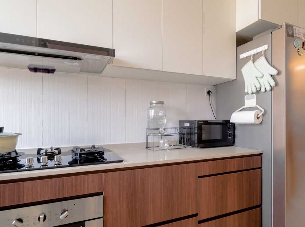 Modern Kitchen with Countertop and Homogeneous Tiles
