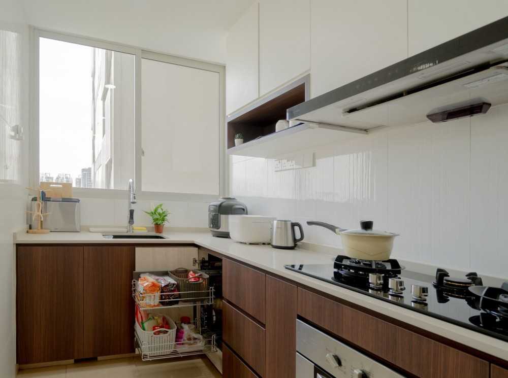 Modern Kitchen with Countertop and Homogeneous Tiles
