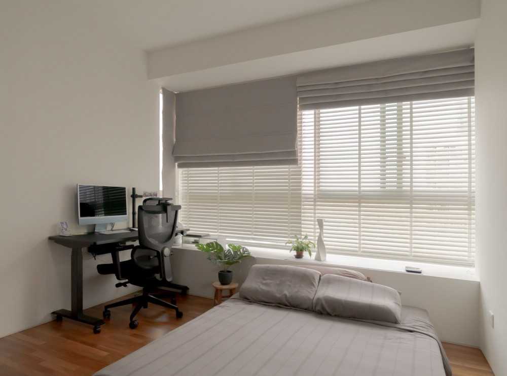 Modern Bedroom with Parquet Floor and Bay Window