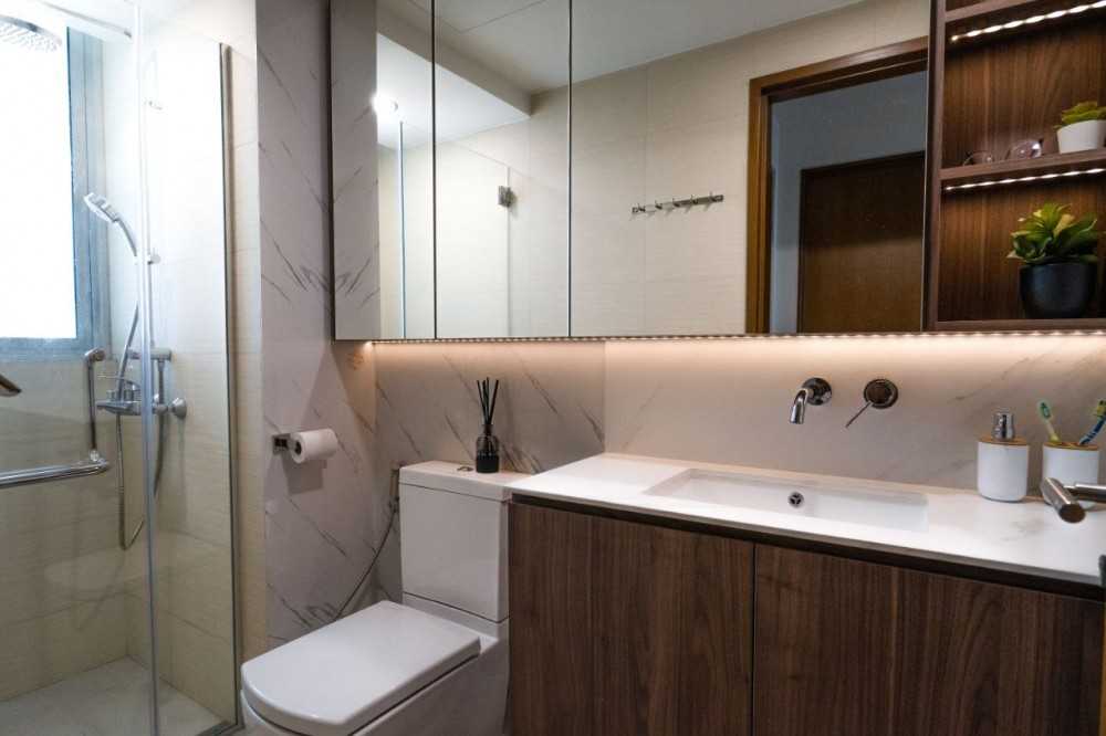 Modern Bathroom with Countertop and Mirror