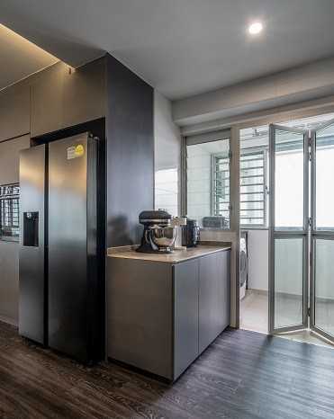 Modern Kitchen with Vinyl Flooring and Kitchen Window