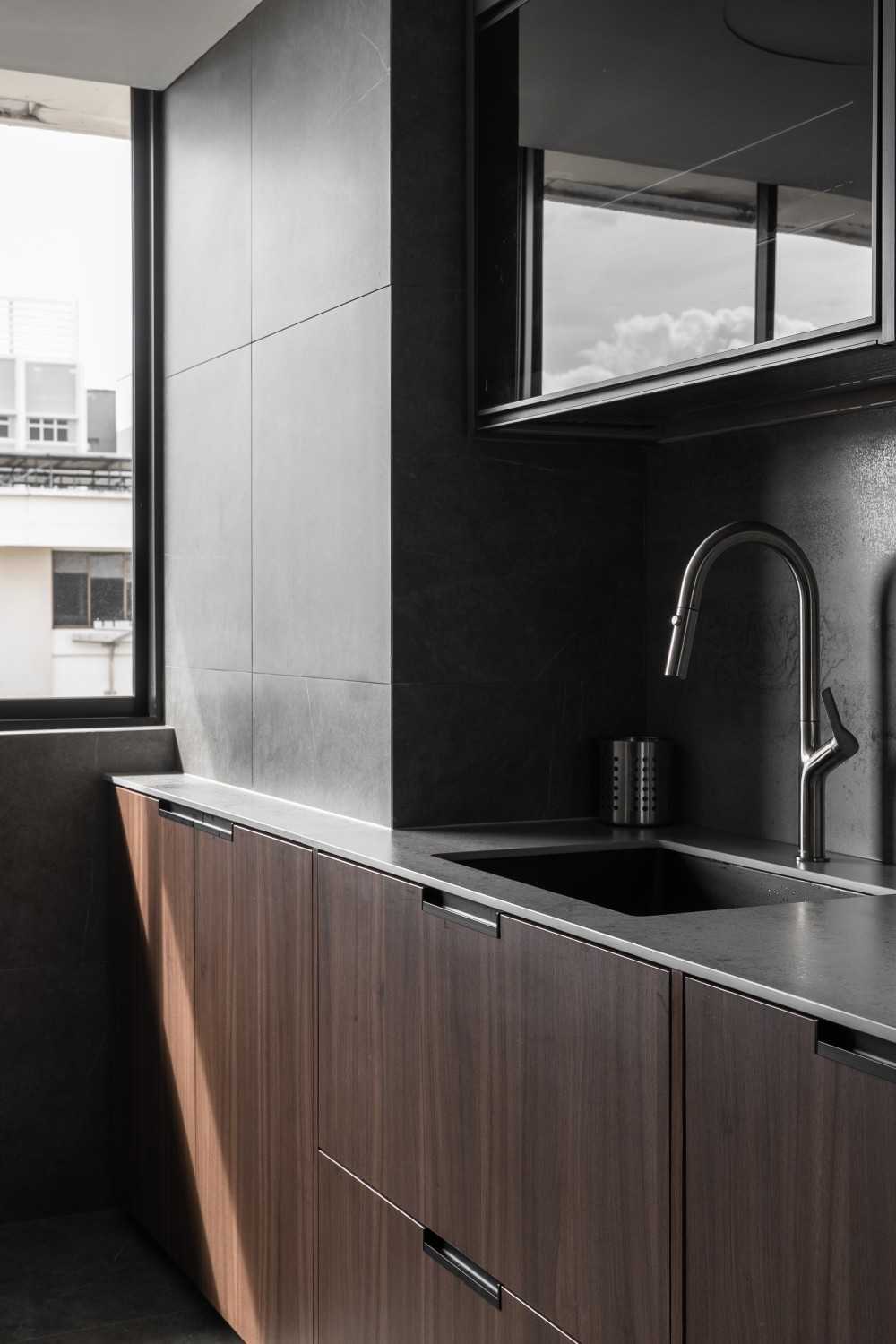 Contemporary Kitchen with Countertop and Kitchen Tap
