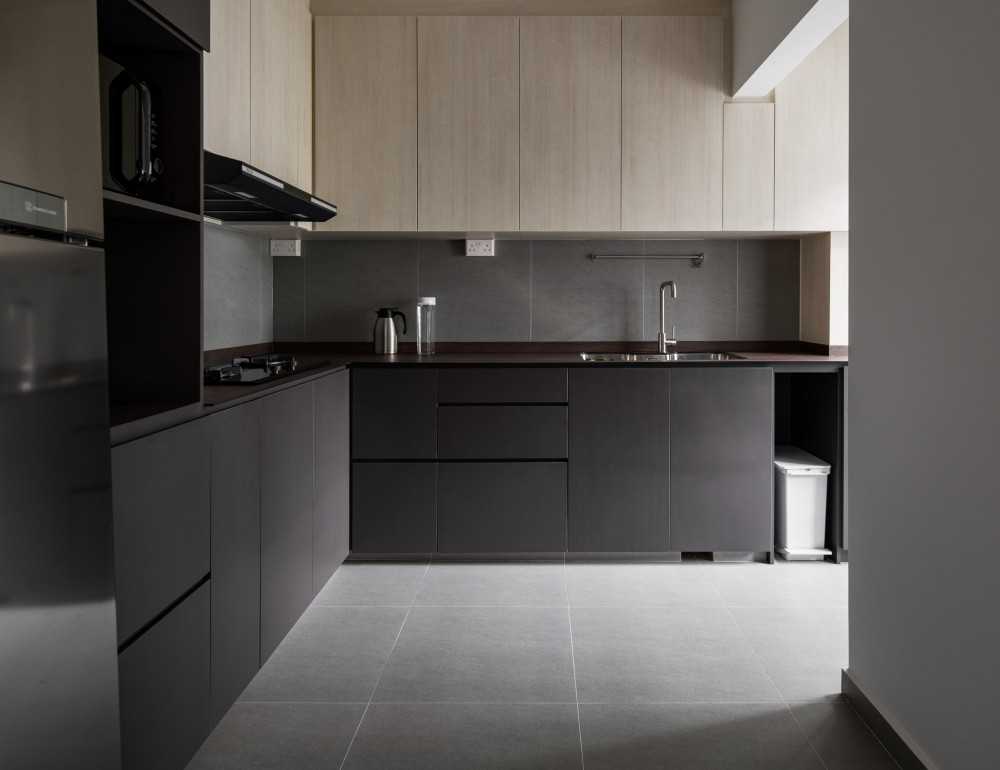Contemporary Kitchen with Countertop and Homogeneous Tiles