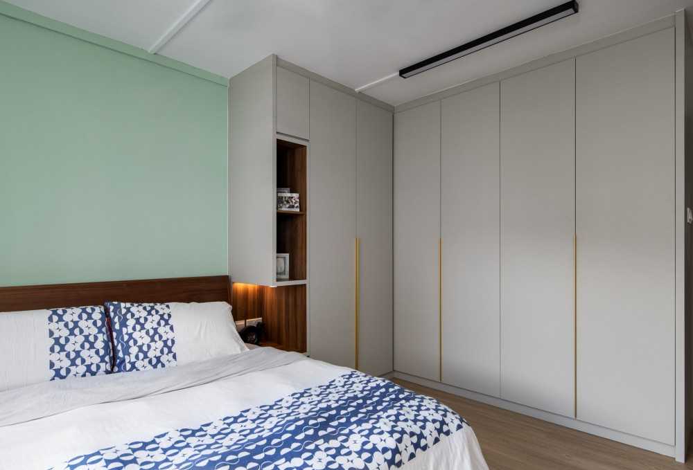 Contemporary Bedroom with Vinyl Flooring and Wardrobe