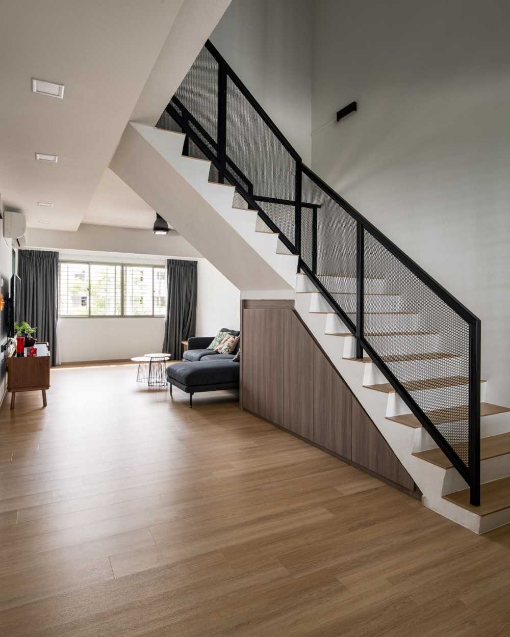 Contemporary Dining Room with Drop Ceiling and Dining Table